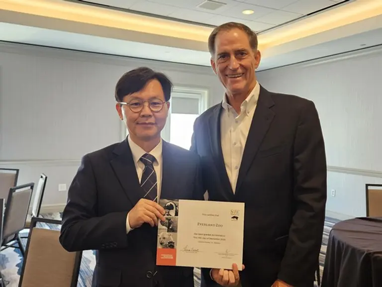 정동희 에버랜드 동물원장(좌)과 댄 애쉬(Dan Ashe) 미국동물원수족관협회 회장. (제공 에버랜드)