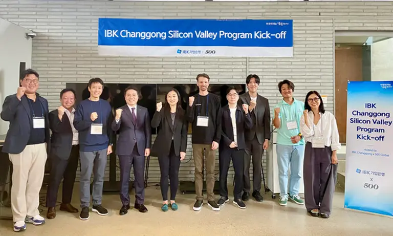사진은 지난 12일 서울 성동구 코사이어티에서 열린 IBK창공 ‘실리콘밸리 3기 엑셀러레이팅 프로그램‘ 킥오프데이 행사를 마치고 김인태 IBK기업은행 혁신금융그룹장(왼쪽에서 네 번째), 500Global 크리스틴 차이(Christine Tsai, 왼쪽에서 다섯 번째) 대표와 관계자들이 기념촬영을 하고 있는 모습