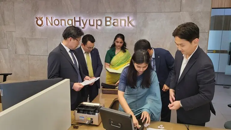 농협은행 이청훈 글로벌사업부문 부행장이 인도 노이다 지점을 방문하여 직접 시재검사를 하고 있다.