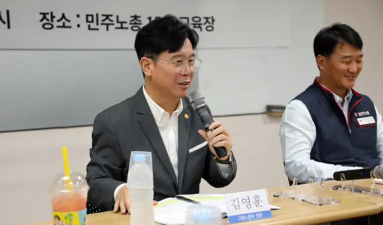 김영훈 고용노둥부 장관이 지난 10일 한국노총과 민주노총을 방문해 고용노동현안에 대한 이야기를 나누고 있다. (사진출처=고용노둥부)