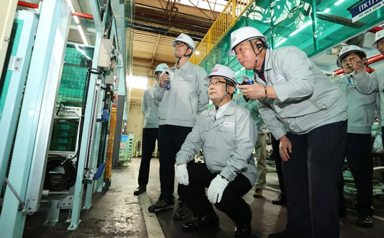 (주)서진산업을 찾은 이호성 하나은행장(사진 왼쪽에서 세번째)이 최재홍 서진산업 대표이사(사진 왼쪽에서 네번째)로 부터 생산시설에 대한 설명을 듣고 있다.