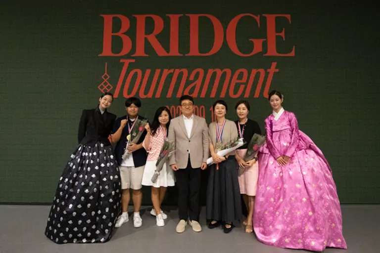 서울 강남구 무역센터점 10층 문화홀에서 열린 ‘브리지(Bridge)’ 토너먼트 대회에서 참가자들이 한복 모델과 기념촬영을 하고 있다. (사진제공=현대백화점)