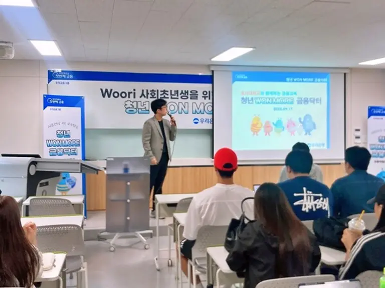 지난 17일 호서대학교에서 우리은행 직원이 학생들을 대상으로 금융교육을 실시하고있다. 