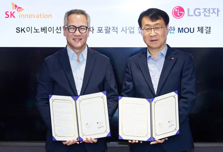 LG전자 ES사업본부장 이재성 부사장(사진 오른쪽)과 SK이노베이션 김무환 에너지솔루션 사업단장. (제공 LG전자)