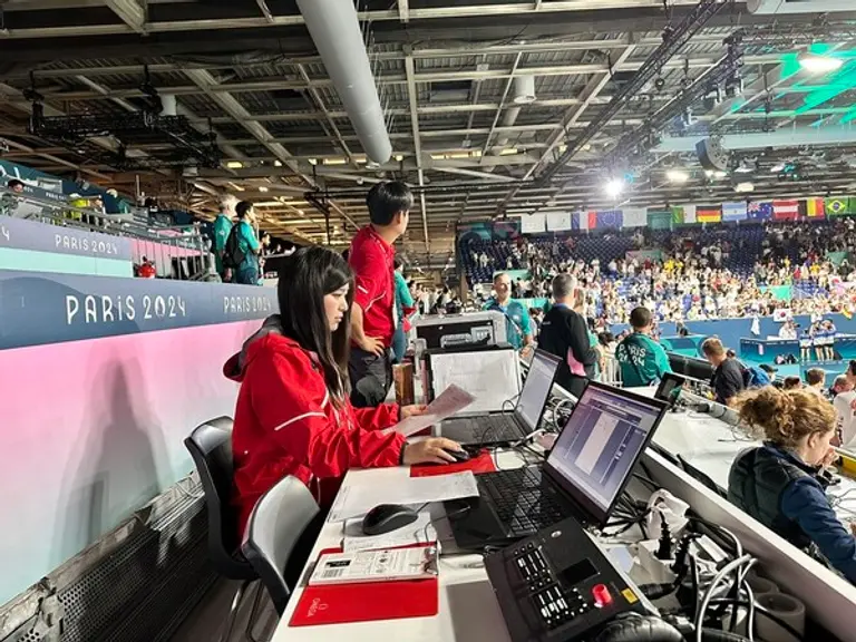 2024년 파리올림픽 경기장에서 아이티센클로잇 직원이 대회통합관리시스템을 활용해 경기를 관리하는 모습