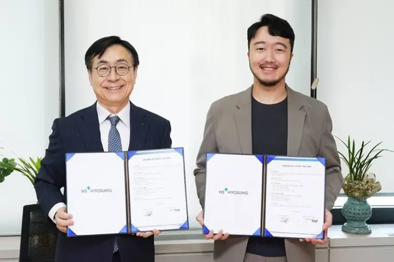 18일 HS효성 마포본사에서 진행된 앰배서더 조인식에서 임진달 HS효성첨단소재 대표이사(왼쪽)와 박찬종 선수가 기념촬영을 하고 있ㄷ. (사진제공=HS효성첨단소재)