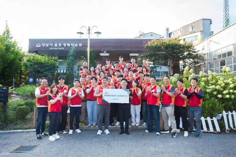 안재현 사장과 에코랩 구성원들이 울타리 설치 및 페인트 작업 등 봉사활동을 마치고 기념사진을 촬영하고 있다. (제공 SK케미칼)