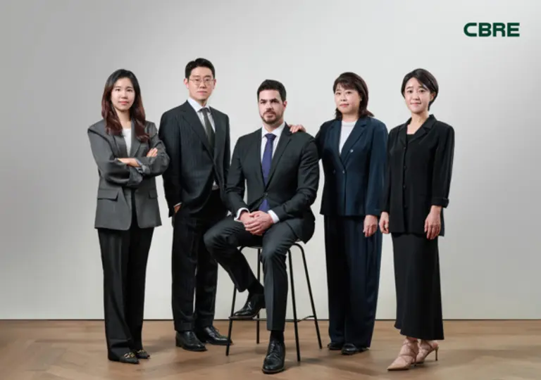 (왼쪽부터) 조인경 업무환경 전략팀장(부장), 임현준 오피스 임대 자문총괄(상무), 로버트 윌킨슨(Robert Wilkinson) 오피스 임대차 자문부문 총괄(부대표), 최문경 오피스 임차 자문총괄(전무), 김은실 디자인 콜렉티브팀장. (사진제공=CBRE코리아)