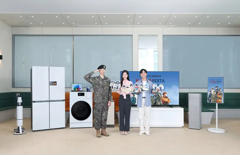 삼성전자 모델이 군인∙경찰∙소방∙교정 공무원 등을 대상으로 풍성한 혜택을 제공하는 