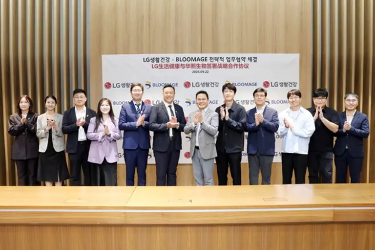 LG생활건강 강내규 CTO(오른쪽에서 여섯번째)와 블루메이지 조우송앤 부사장(왼쪽에서 여섯번째). (제공 LG생할건강)