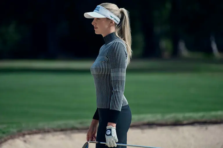 아크먼트 라인 퍼포먼스 플리츠를 입은 LPGA 올리비아 코완 (사진=데상트골프)