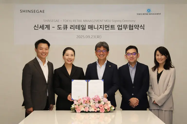 신세계백화점이 일본 도큐그룹와 콘텐츠 교류 강화를 위한 MOU를 체결했다. (사진 왼쪽부터) 신세계백화점 박상언 팩토리 담당, 신세계백화점 장수진 상품본부장, 도큐 리케일 매니지먼트 대표이사 홋타 마사미치, 도큐 리테일 매니지먼트 상무 호리우치 켄스케, 시부야109 엔터테인먼트 대표이사 이시카와 아유미 (사진제공=신세계)