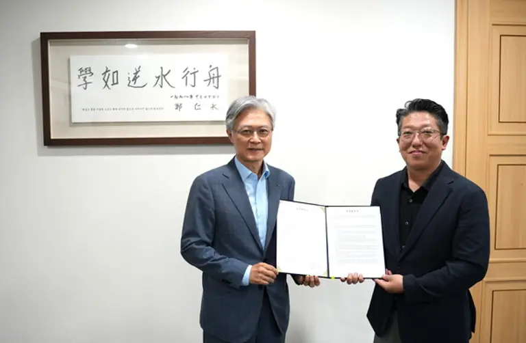  홍석화 수석사장(왼쪽)과 강석진 노조위원장 2025년 임단협 체결하고 기념촬영을 하고 있다. (사진=HL디앤아이한라)