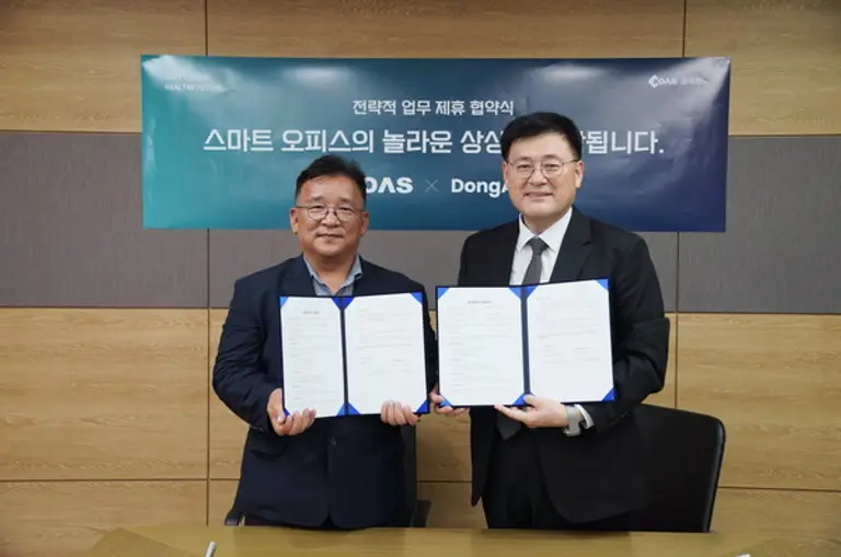  * 코아스(대표 민경중(오른쪽))와 동아PM(대표 박병후)이 손을 맞잡고 ‘스마트 오피스’ 기반의 새로운 시장 창출에 공동 협력을 추진한다. 사진제공=코아스