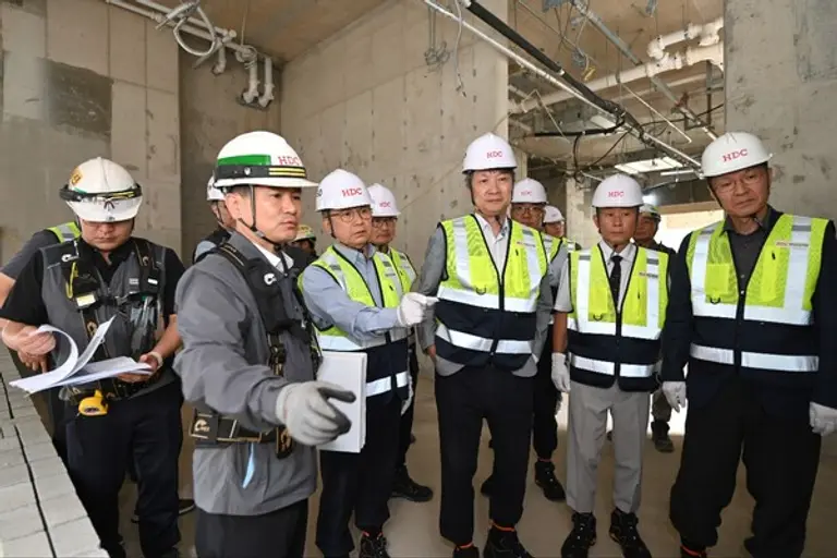 HDC현대산업개발은 23일 광주 센테니얼 아이파크 현장에서 시공혁신단 주관의 산학연 연합자문을 진행했다. (사진 앞줄 기준 오른쪽부터) 박홍근 HDC현대산업개발 시공혁신단장, 김영민 한국건축구조기술사회장, 홍건호 한국콘크리트학회장, 조태제 HDC현대산업개발 대표이사, 정한효 광주 센테니얼 아이파크 현장소장 (사진제공=HDC현대산업개발)