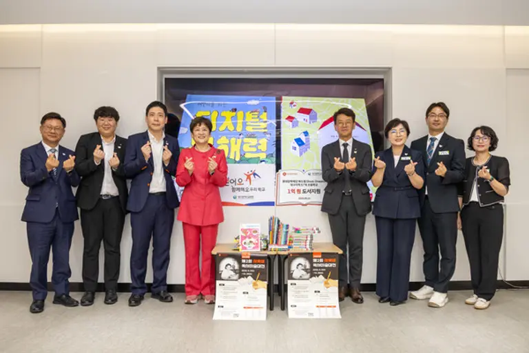 이찬석 롯데장학재단 사무국장(왼쪽에서 네 번째)과 강은희 대구광역시교육감(왼쪽에서 다섯 번째)을 비롯한 관계자들이 기증도서와 함께 기념사진을 촬영하고 있다.