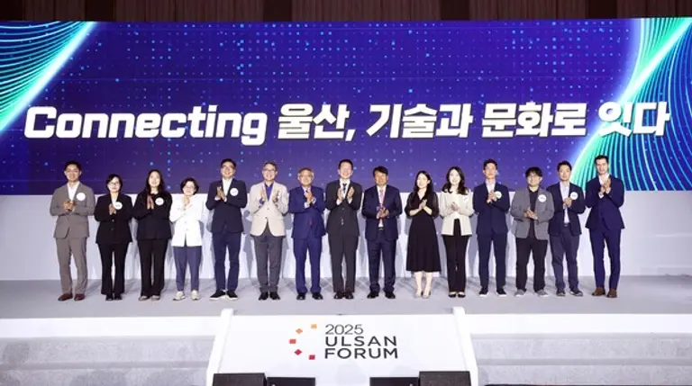 울산시 울주군 울산전시컨벤션센터(UECO)에서 열린 ‘2025 울산포럼’에서 최창원(오른쪽 8번째) SK수펙스추구협의회 의장과 이윤철(오른쪽 7번째) 울산상공회의소 회장 등 주요 참석자들이 기념촬영을 하고 있다. (제공 SK)