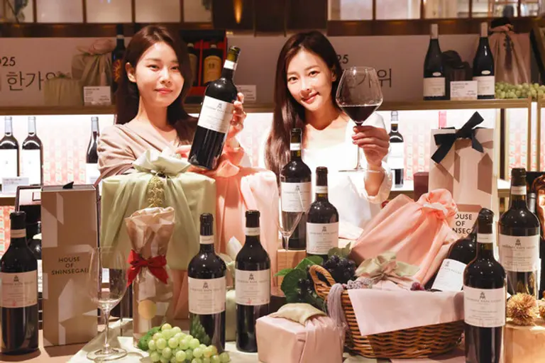 신세계백화점 강남점 하우스오브신세계 1층 와인셀라에서 모델들이 상품(나파밸리 와인)을 소개하고 있다. (사진제공=신세계백화점)