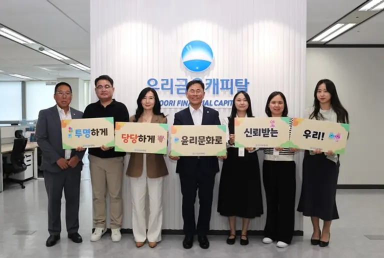 기동호 우리금융캐피탈 대표(앞줄 왼쪽 네번째)가 지난 22일 대전센터에서 간담회를 진행하고 직원들과 버킷챌린지에 참여하고 있다. 