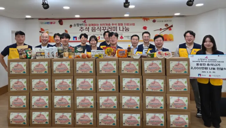 쇼핑엔티 임직원이 저소득 어르신을 위한 선물 꾸러미 제작 봉사활동을 마치고 기념촬영을 하고 있다. (사진=쇼핑엔티)