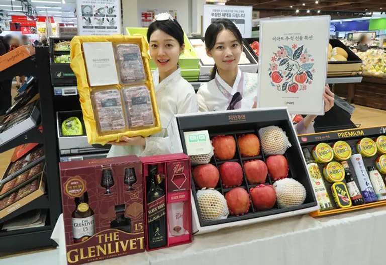 26일 이마트 용산점에서 모델들이 