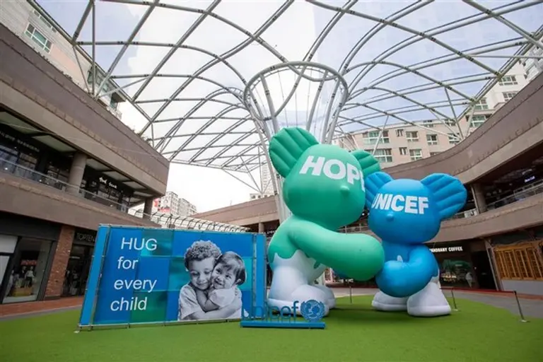 아브뉴프랑 광교가 유니세프와 함께 HUG 캠페인의 일환으로 ‘허그 포 에브리 차일드(HUG for every child)’ 전시를 개최하며 대형 베어벌룬 작품을 선보였다. (사진=호반그룹)