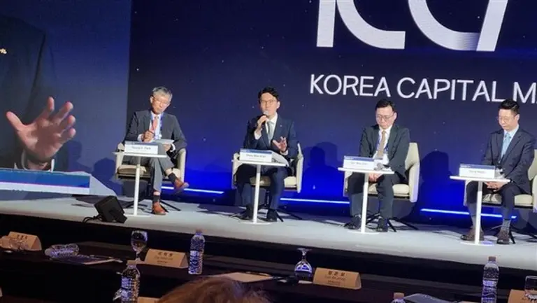 김동원 KB증권 리서치센터장(왼쪽에서 두번째) / 출처=스마트투데이