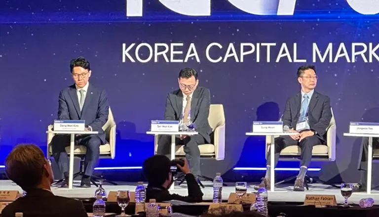 김세완 자본시장연구원 원장(중앙)이 29일 