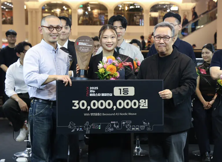 동서식품이 지난 28일 개최한 ‘2025 카누 바리스타 챔피언십’ 결선 시상식에서 우승자 김가은 바리스타(가운데), 동서식품 강성룡 마케팅 상무(오른쪽), 작년 대회 우승자 최재영 바리스타(왼쪽)가 기념 촬영을 하고 있다.