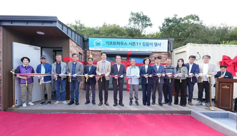 경북 의성군에서 진행한 ‘기프트하우스 시즌11’ 집들이 행사에서 현대엔지니어링 김민석 지속가능경영팀장(왼쪽에서 여섯 번째), 의성군 김주수 군수(왼쪽에서 일곱 번째) 등 관계자들과 수혜자가 기념사진을 촬영하고 있다. (사진=현대엔지니어링)