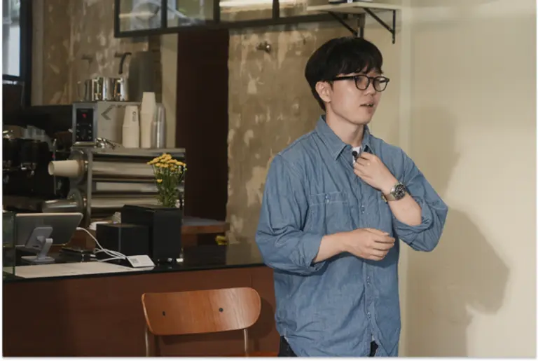 ‘비범한 프로젝트’ 1기 최종 선정자인 이웅희(34) 씨가 서울 중구 신당동 ‘코시아 커피’에서 인터뷰를 하고 있다. (제공 NHN)