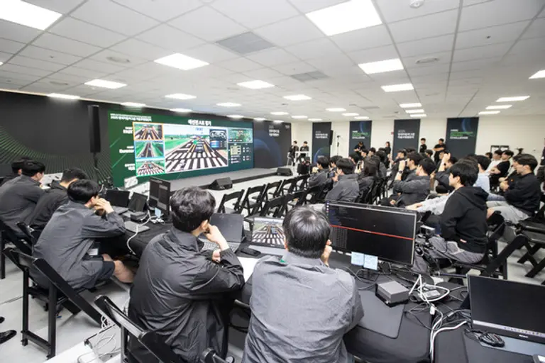2025 자율주행 챌린지 2차 대회 예선 참가 대학생들이 가상도로 환경에서 자율주행 미션을 수행하고 있다. (제공 현대차)