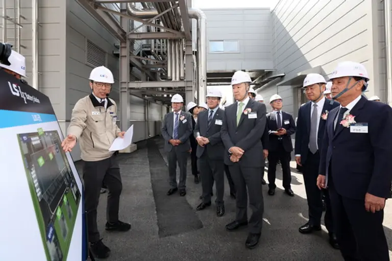 LLBS 전구체 공장 준공식에 참석한 주요 관계자들이 김한길 LLBS 생상부문장(왼쪽)으로부터 공장에 대한 설명을 듣고 있다. (가운데부터 우측으로) 구자은 LS 회장, 김관영 전북도지사, 강임준 군산시장.(사진제공=LS)