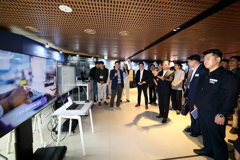 대우건설 김보현 사장이 지난 30일 개최된 ‘2025 스마트건설 포럼’ 전시장에 마련된 대우건설의 바로답AI 부스를 둘러보고 있다. (사진=대우건설)