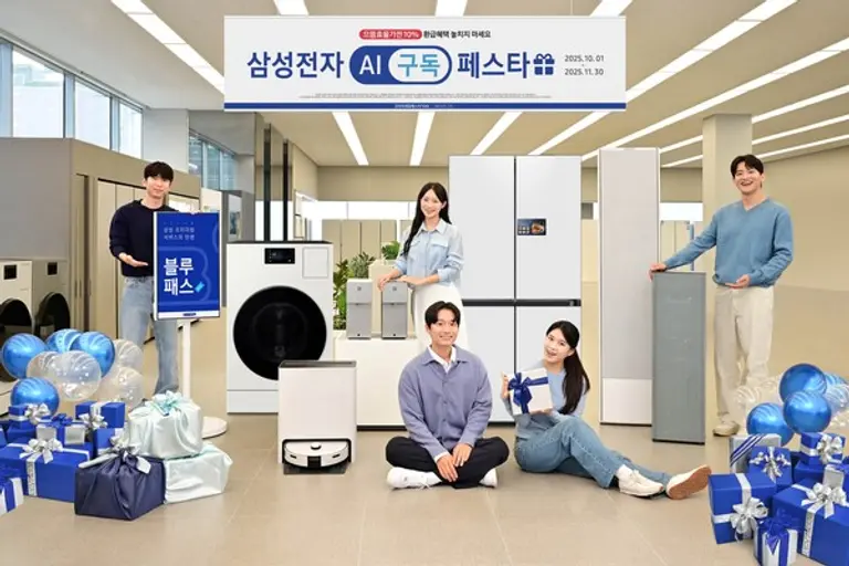 삼성전자 모델이 삼성스토어 서초점에서 최신 가전 제품을 부담없이 구독할 수 있는 