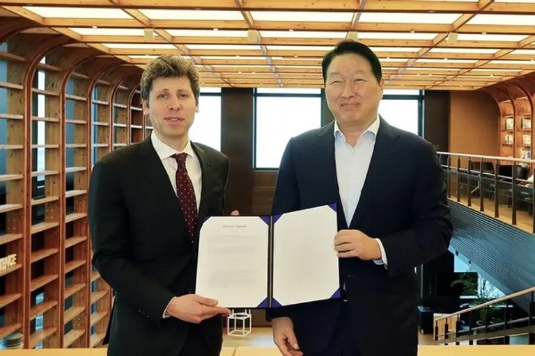 지난 1일 서울 SK서린빌딩에서 최태원 SK그룹 회장과 샘 올트먼 오픈AI 대표가 메모리 공급 의향서와 서남권 AIDC 협력에 관한 양해각서(MOU)를 체결했다. 