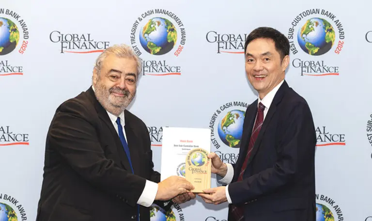 이날 시상식에 참석한 권우철 하나은행 수탁영업부 팀장(사진 왼쪽 두번째)이 안드레아 피아노(Andrea Fiano) 글로벌파이낸스지 편집자(사진 왼쪽 첫번째)와 기념 촬영을 하고 있다.