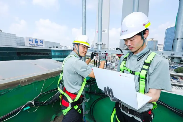 LGU+ 임직원이 서울역 인근 네트워크 장비를 점검하고 있는 모습. (제공 LGU+)