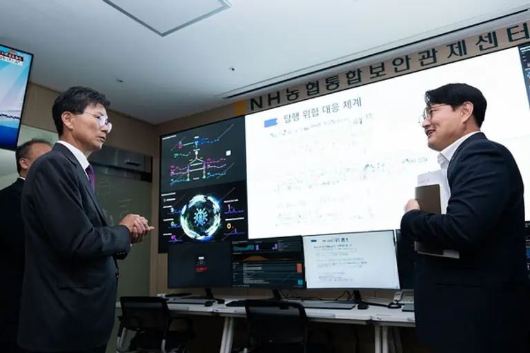 강태영 농협은행장(왼쪽)이 지난 30일 경기 의왕 통합IT센터를 찾아 사이버 보안관제 체계를 긴급 점검했다.