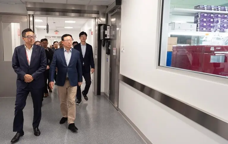 신동빈 롯데그룹 회장(왼쪽 두번째)이 5일 미국 뉴욕주에 위치한 롯데바이오로직스 시러큐스 바이오 캠퍼스를 찾아 지난 3월 준공 후 본격 가동에 들어간 ADC 생산시설을 시찰하고 있다.