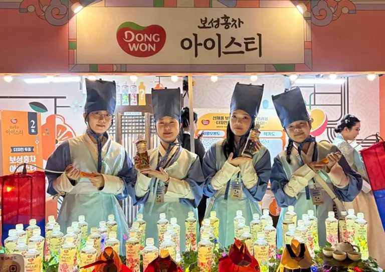 9일 서울시 종로구 경복궁에서 열린 가을 궁중문화축전 한복연향에서 참가자들이 기념 촬영을 하고 있다