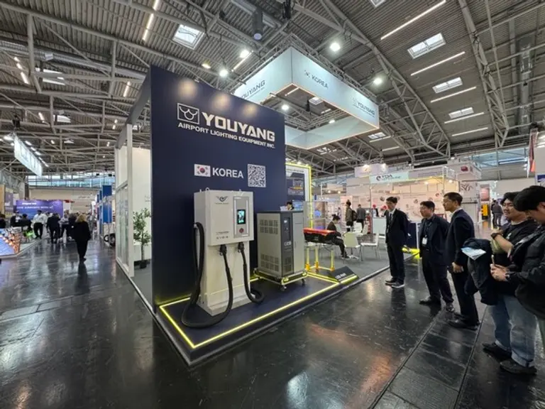 관계자들이 전시 부스를 둘러보고 있다.