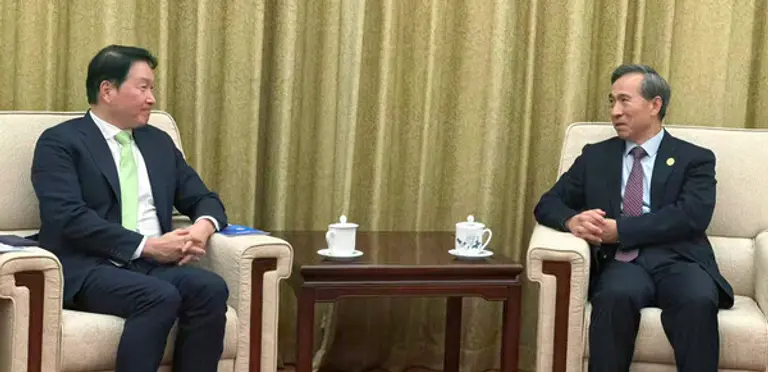 최태원 대한상공회의소 회장이 APEC CEO 서밋을 보름 남짓 앞두고, 행사의 성공적 개최와 양국 비즈니스 협력 확대를 위해 10~12일 중국을 찾았다.최태원 회장(왼쪽)은 10일 베이징에서 런홍빈(任鴻斌) CCPIT(중국국제무역촉진위원회) 회장을 만나 양국 경제협력의 현황을 돌아보고, 기업 간 교류 확대 등 민간 차원의 협력 방안에 대해 의견을 나누었다. (사진제공=대한상공회의소)