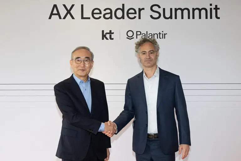 KT 김영섭 대표(왼쪽)와 팔란티어 알렉스 카프 CEO(오른쪽)가 한국에서의 첫 CEO 회동을 진행하고 기념 사진을 촬영하고 있다.