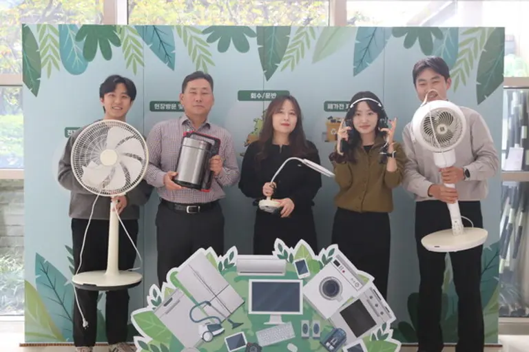 캠페인 참여를 기념하여 기념사진을 촬영하고 있는 빙그레 직원들