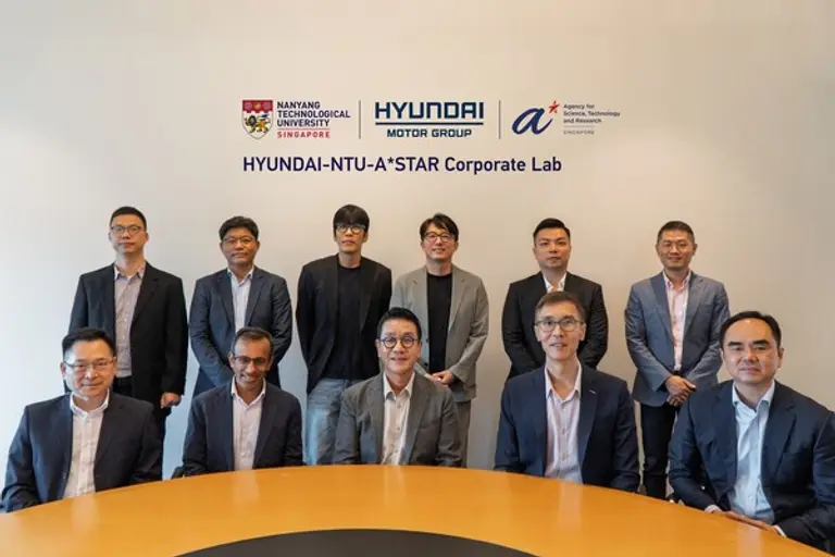  * (앞줄 왼쪽부터) NTU 람쿽얀(Lam Kwok Yan) 부부총장(Associate Vice President), HMGICS CIO(Chief Innovation Officer) 알페시 파텔(Alpesh Patel) 상무, HMGICS 법인장 박현성 상무, A*STAR 과학 및 공학 연구 위원회 림켕후이(Lim Keng Hui) 부청장, A*STAR CEO 데이비드 로우(David Low)(뒷줄 왼쪽부터) NTU 후궈창(Hu Guoqiang) 교수, NTU 문승기 부교수, 현대차 제조SW개발실 민정국 상무, HMGICS Core R&D lab 한승훈 상무, 싱가포르 경제개발청 이던 림(Ethan Lim) 부본부장, A*STAR 연구개발부문 왕 웨이(Wang Wei) 부총괄책임자