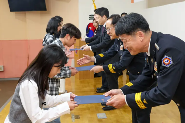 장학생들이 장학증서를 수여받고 있다.
