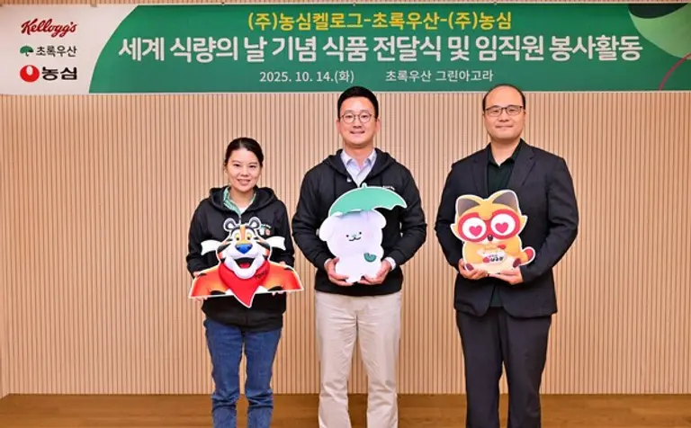 전달식 사진 왼쪽부터 농심켈로그 대외협력팀 김희연 부장, 초록우산 나눔사업4팀 김전훈 팀장, 농심 ESG경영팀 정덕봉 팀장