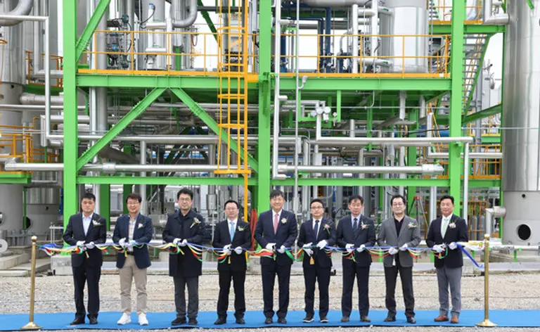 (왼쪽 6번째 부터)김태영 과학기술정보통신부 과장, (왼쪽에서 5번째)김재영 현대건설 기술연구원장 등을 비롯한 주요 관계자들이 ‘CO2 포집·액화 통합공정 실증시설 준공식’ 기념사진을 촬영하고 있다.(사진제공=현대건설)