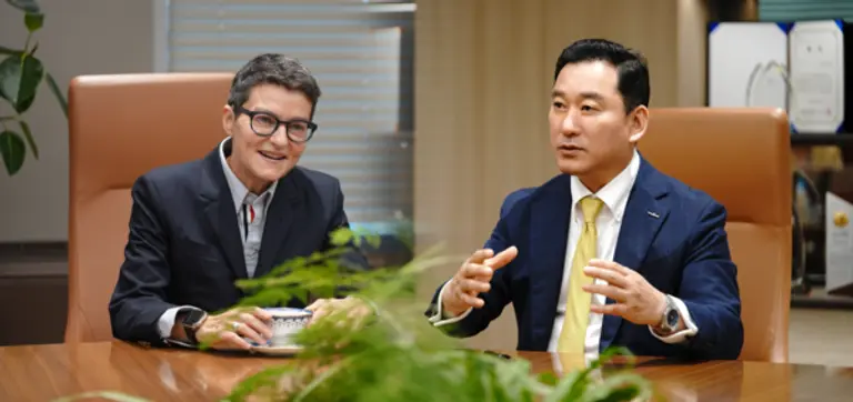 김성환 한국투자증권 사장(오른쪽)과 로빈 그루(Robyn Grew) MAN그룹 CEO가 15일 서울 여의도 한국투자증권 본사에서 만나 글로벌 금융상품 확대 및 협력 방안을 논의하고 있다.